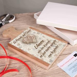 Bomboniera con Scatola bianca TAGLIERE in legno con vetro stampato LE PAROLE DEL CUORE 12x21 cm, idea regalo per Matrimonio Cresima Comunione Battesimo Anniversario Compleanno del brand Lupia, categoria: Idee regalo e bomboniere > Bomboniere > Bomboniere Taglieri decorativi.