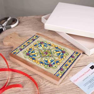 Bomboniera con Scatola bianca TAGLIERE in legno con vetro stampato MAIOLICA BEIGE 12x21 cm, idea regalo per Matrimonio Cresima Comunione Battesimo Anniversario Compleanno del brand Lupia, categoria: Idee regalo e bomboniere > Bomboniere > Bomboniere Taglieri decorativi.