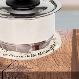 Bomboniera con Scatola bianca SOTTOPENTOLA in vetro temperato stampato IL SEGRETO E' diam. 21 cm idea regalo per Matrimonio Cresima Comunione Battesimo Anniversario Compleanno del brand Lupia, categoria: Idee regalo e bomboniere > Bomboniere > Bomboniere Sottopentola decorativi.