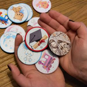 Calamita, MAGNETI in Legno Set da 24 PEZZI D.4,5 cm 1° ANNO per il primo compleanno, decorazione stampata, segnaposto ricordino regalo, bomboniera confettata, pensierino del brand Lupia, categoria: Idee regalo e bomboniere > Bomboniere > Bomboniere Segnaposto.