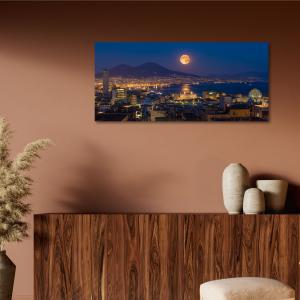 Lupia - Quadro moderno su Tela Canvas DEEP 65X143 cm, con paesaggi e localismi italiani, per casa, soggiorno, capezzale camera da letto, hotel, ufficio, NAPOLI - VESUVIO LUNA NOTTE            del brand Lupia, categoria: Arredo e decorazioni > Quadri e Tele > Quadri cittÃ  e Localismi.