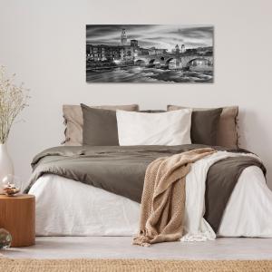 Lupia - Quadro moderno su Tela Canvas DEEP 65X143 cm, con paesaggi e localismi italiani, per casa, soggiorno, capezzale camera da letto, hotel, ufficio, VERONA - PONTE DI PIETRA BLACK         del brand Lupia, categoria: Arredo e decorazioni > Quadri e Tele > Quadri cittÃ  e Localismi.