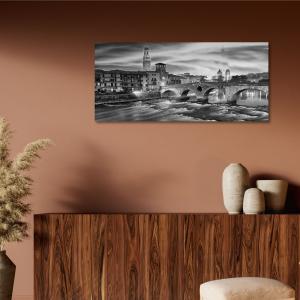 Lupia - Quadro moderno su Tela Canvas DEEP 65X143 cm, con paesaggi e localismi italiani, per casa, soggiorno, capezzale camera da letto, hotel, ufficio, VERONA - PONTE DI PIETRA BLACK         del brand Lupia, categoria: Arredo e decorazioni > Quadri e Tele > Quadri cittÃ  e Localismi.