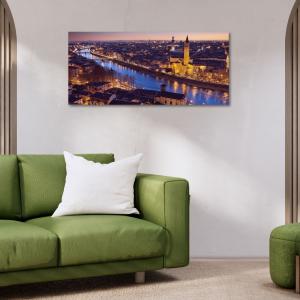 Lupia - Quadro moderno su Tela Canvas DEEP 65X143 cm, con paesaggi e localismi italiani, per casa, soggiorno, capezzale camera da letto, hotel, ufficio, VERONA - PANORAMA NOTTE                del brand Lupia, categoria: Arredo e decorazioni > Quadri e Tele > Quadri cittÃ  e Localismi.
