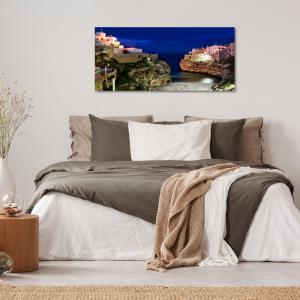 Lupia - Quadro moderno su Tela Canvas DEEP 65X143 cm, con paesaggi e localismi italiani, per casa, soggiorno, capezzale camera da letto, hotel, ufficio, PUGLIA - POLIGNANO A MARE NOTTE        del brand Lupia, categoria: Arredo e decorazioni > Quadri e Tele > Quadri cittÃ  e Localismi.
