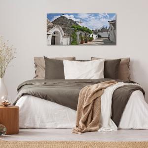 Lupia - Quadro moderno su Tela Canvas DEEP 65X143 cm, con paesaggi e localismi italiani, per casa, soggiorno, capezzale camera da letto, hotel, ufficio, PUGLIA - STRADINA TRULLI               del brand Lupia, categoria: Arredo e decorazioni > Quadri e Tele > Quadri cittÃ  e Localismi.