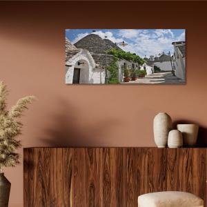 Lupia - Quadro moderno su Tela Canvas DEEP 65X143 cm, con paesaggi e localismi italiani, per casa, soggiorno, capezzale camera da letto, hotel, ufficio, PUGLIA - STRADINA TRULLI               del brand Lupia, categoria: Arredo e decorazioni > Quadri e Tele > Quadri cittÃ  e Localismi.