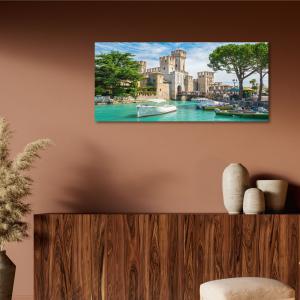 Lupia - Quadro moderno su Tela Canvas DEEP 65X143 cm, con paesaggi e localismi italiani, per casa, soggiorno, capezzale camera da letto, hotel, ufficio, BRESCIA-CASTELLO SCALIGERO DI SIRMIONE del brand Lupia, categoria: Arredo e decorazioni > Quadri e Tele > Quadri cittÃ  e Localismi.