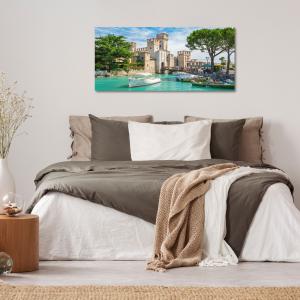 Lupia - Quadro moderno su Tela Canvas DEEP 65X143 cm, con paesaggi e localismi italiani, per casa, soggiorno, capezzale camera da letto, hotel, ufficio, BRESCIA-CASTELLO SCALIGERO DI SIRMIONE del brand Lupia, categoria: Arredo e decorazioni > Quadri e Tele > Quadri cittÃ  e Localismi.