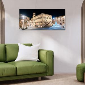 Lupia - Quadro moderno su Tela Canvas DEEP 65X143 cm, con paesaggi e localismi italiani, per casa, soggiorno, capezzale camera da letto, hotel, ufficio, PERUGIA - FONTANA MAGGIORE NOTTE       del brand Lupia, categoria: Arredo e decorazioni > Quadri e Tele > Quadri cittÃ  e Localismi.