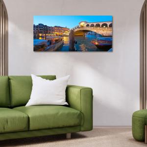Lupia - Quadro moderno su Tela Canvas DEEP 65X143 cm, con paesaggi e localismi italiani, per casa, soggiorno, capezzale camera da letto, hotel, ufficio, VENEZIA - PONTE RIALTO SERA            del brand Lupia, categoria: Arredo e decorazioni > Quadri e Tele > Quadri cittÃ  e Localismi.