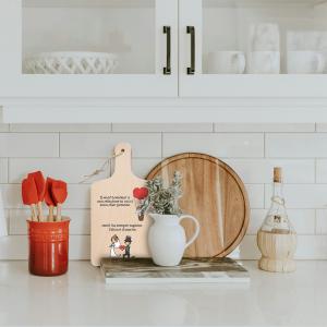 Lupia - Tagliere Decorativo con Manico, Frasi e disegni a Tema, colorato, Souvenir Artigianale, Appendibile in Cucina, Made in Italy, Legno multistrato del brand Lupia, categoria: Idee regalo e bomboniere > Bomboniere > Bomboniere Taglieri decorativi, disponibile su Vorreishop.