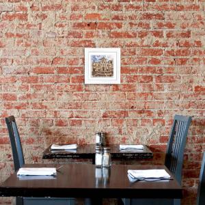 Lupia - Quadro moderno con paesaggi e localismi italiani, Ceramica e Stampa Rilievo, Cornice Legno Shabby Modern bianca, Decorazione Parete, Quadretti Soggiorno, 29x29 cm PUGLIA BARI BASILICA S.NICOLA del brand Lupia, categoria: Arredo e decorazioni > Quadri e Tele > Quadri su ceramica, disponibile su Vorreishop.