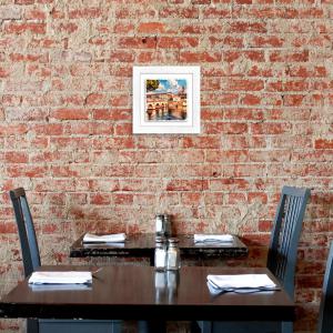 Lupia - Quadro moderno con paesaggi e localismi italiani, Ceramica e Stampa Rilievo, Cornice Legno Shabby Modern bianca, Decorazione Parete, Quadretti Soggiorno, 29x29 cm, RIMINI PONTE DI TIBERIO del brand Lupia, categoria: Arredo e decorazioni > Quadri e Tele > Quadri su ceramica, disponibile su Vorreishop.