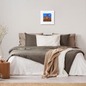 Lupia - Quadro moderno con paesaggi e localismi italiani, Ceramica e Stampa Rilievo, Cornice Legno Shabby Modern bianca, Decorazione Parete, Quadretti Soggiorno, 29x29 cm, CATANIA CASTELLO URSINO del brand Lupia, categoria: Arredo e decorazioni > Quadri e Tele > Quadri città e Localismi, disponibile su Vorreishop.