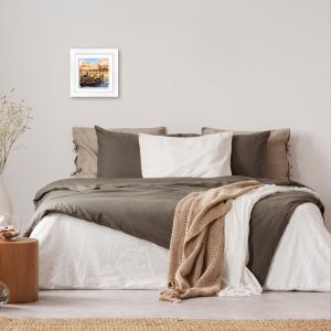 Lupia - Quadro moderno con paesaggi e localismi italiani, Ceramica e Stampa Rilievo, Cornice Legno Shabby Modern bianca, Decorazione Parete Quadretti Soggiorno 29x29 cm VENEZIA GONDOLE ISOLA S.GIORGIO del brand Lupia, categoria: Arredo e decorazioni > Quadri e Tele > Quadri città e Localismi, disponibile su Vorreishop.