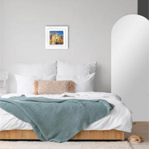 Lupia - Quadro moderno con paesaggi e localismi italiani, Ceramica e Stampa Rilievo, Cornice Legno Shabby Modern bianca, Decorazione Parete, Quadretti Soggiorno, 29x29 cm, BERGAMO PORTA SAN GIACOMO del brand Lupia, categoria: Arredo e decorazioni > Quadri e Tele > Quadri città e Localismi, disponibile su Vorreishop.