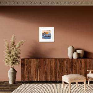 Lupia - Quadro moderno con paesaggi e localismi italiani, Ceramica e Stampa Rilievo, Cornice Legno Shabby Modern bianca, Decorazione Parete, Quadretti Soggiorno 29x29 cm NAPOLI MARE SCOGLIO CASTELLO del brand Lupia, categoria: Arredo e decorazioni > Quadri e Tele > Quadri città e Localismi, disponibile su Vorreishop.