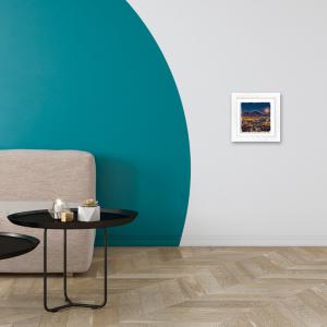 Lupia - Quadro moderno con paesaggi e localismi italiani, Ceramica e Stampa Rilievo, Cornice Legno Shabby Modern bianca, Decorazione Parete, Quadretti Soggiorno, 29x29 cm, NAPOLI VESUVIO LUNA NOTTE del brand Lupia, categoria: Arredo e decorazioni > Quadri e Tele > Quadri su ceramica, disponibile su Vorreishop.