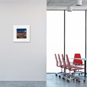 Lupia - Quadro moderno con paesaggi e localismi italiani, Ceramica e Stampa Rilievo, Cornice Legno Shabby Modern bianca, Decorazione Parete, Quadretti Soggiorno, 29x29 cm, NAPOLI VESUVIO LUNA NOTTE del brand Lupia, categoria: Arredo e decorazioni > Quadri e Tele > Quadri su ceramica, disponibile su Vorreishop.