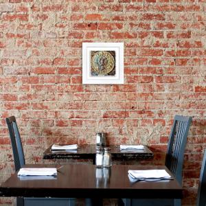 Lupia - Quadro moderno con paesaggi e localismi italiani, Ceramica e Stampa Rilievo, Cornice Legno Shabby Modern bianca, Decorazione Parete, Quadretti Soggiorno, 29x29 cm, ROMA BOCCA DELLA VERITA' del brand Lupia, categoria: Arredo e decorazioni > Quadri e Tele > Quadri città e Localismi, disponibile su Vorreishop.