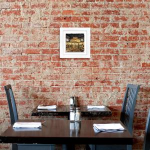 Lupia - Quadro moderno con paesaggi e localismi italiani, Ceramica e Stampa Rilievo, Cornice Legno Shabby Modern bianca, Decorazione Parete, Quadretti Soggiorno, 29x29 cm, ROMA CASTEL SANT'ANGELO del brand Lupia, categoria: Arredo e decorazioni > Quadri e Tele > Quadri città e Localismi, disponibile su Vorreishop.