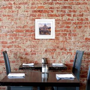 Lupia - Quadro moderno con paesaggi e localismi italiani, Ceramica e Stampa Rilievo, Cornice Legno Shabby Modern bianca, Decorazione Parete, Quadretti Soggiorno, 29x29 cm, ROMA VATICANO del brand Lupia, categoria: Arredo e decorazioni > Quadri e Tele > Quadri città e Localismi, disponibile su Vorreishop.