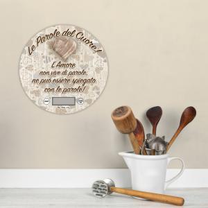 Lupia - Bilancia Digitale da Cucina in Vetro Temperato decorato LE PAROLE DEL CUORE D.18,5 cm, Idea Regalo scatola bianca, Display LED, Design Elegante Bomboniera, batteria CR2032, Made in Italy del brand Lupia, categoria: Tavola e cucina > Accessori per la Cucina > Bilance Digitali, disponibile su Vorreishop.