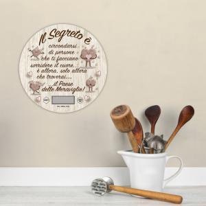 Lupia - Bilancia Digitale da Cucina in Vetro Temperato decorato IL SEGRETO D.18,5 cm, Idea Regalo scatola bianca, Display LED, Design Elegante Bomboniera, batteria CR2032, Made in Italy del brand Lupia, categoria: Tavola e cucina > Accessori per la Cucina > Bilance Digitali, disponibile su Vorreishop.