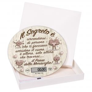 Lupia - Bilancia Digitale da Cucina in Vetro Temperato decorato IL SEGRETO D.18,5 cm, Idea Regalo scatola bianca, Display LED, Design Elegante Bomboniera, batteria CR2032, Made in Italy del brand Lupia, categoria: Tavola e cucina > Accessori per la Cucina > Bilance Digitali, disponibile su Vorreishop.