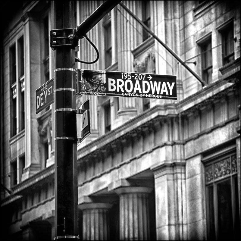 Quadro su tela ARTE 50x50cm BROADWAY - DEY STREET del brand Lupia, categoria: Arredo e decorazioni > Quadri e Tele > Quadri bianco e nero, disponibile su Vorreishop.