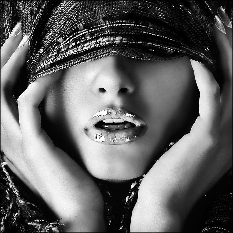 Quadro su tela ARTE 50x50cm SENSUAL WHISPER del brand Lupia, categoria: Arredo e decorazioni > Quadri e Tele > Quadri bianco e nero, disponibile su Vorreishop.