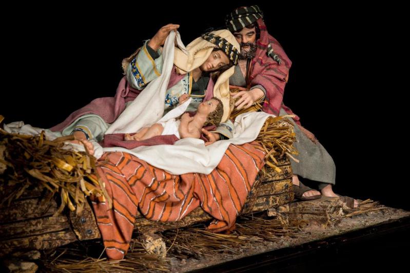 Nativita',presepe in carta pesta artigianale 55X35 cm H.30 cm del brand Maestro d'arte Corrado, categoria: Artigianato salentino > Cartapesta > Presepi e statue in cartapesta.
