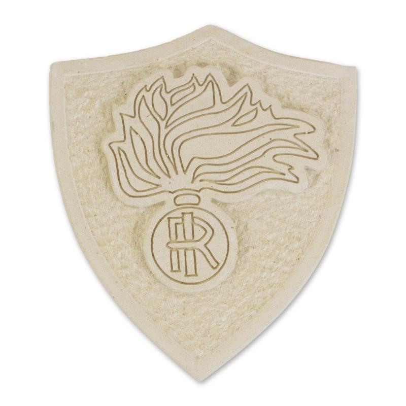 Statuetta Crest Carabinieri Scudetto in Pietra Leccese 16x2,2 Altezza 19 cm del brand Maestro d'arte De Iaco Alfredo, categoria: Artigianato salentino > Pietra leccese e carparo > Sculture, disponibile su Vorreishop.