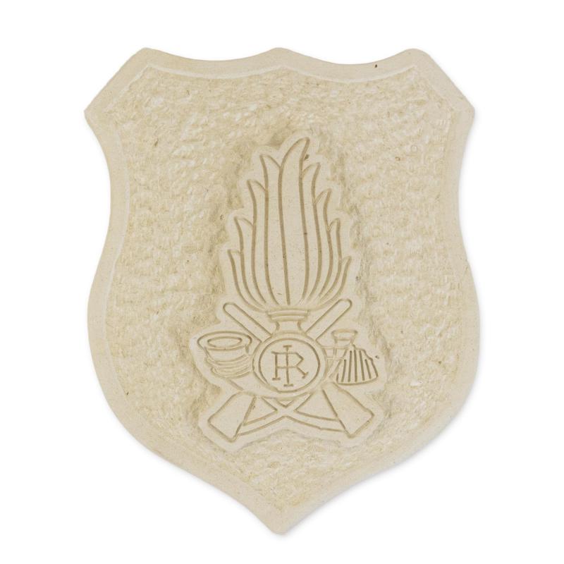 Statuetta Crest Guardia di Finanza Scudetto in Pietra Leccese 18,5x21 cm del brand Maestro d'arte De Iaco Alfredo, categoria: Artigianato salentino > Pietra leccese e carparo > Sculture, disponibile su Vorreishop.