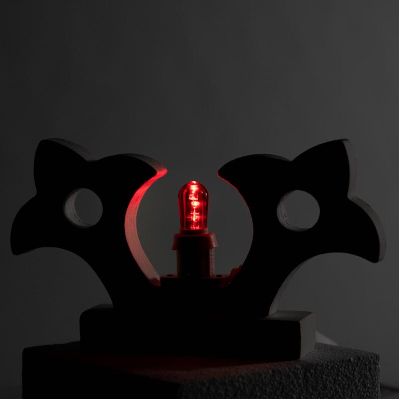 Lampada da tavolo in legno GIGLIO della fortuna 21x21 cm LUMINARIA d'arredo pugliese - Lampadina Rosso del brand Lupia, categoria: Artigianato salentino > Luminarie Salentine > Luminaria.