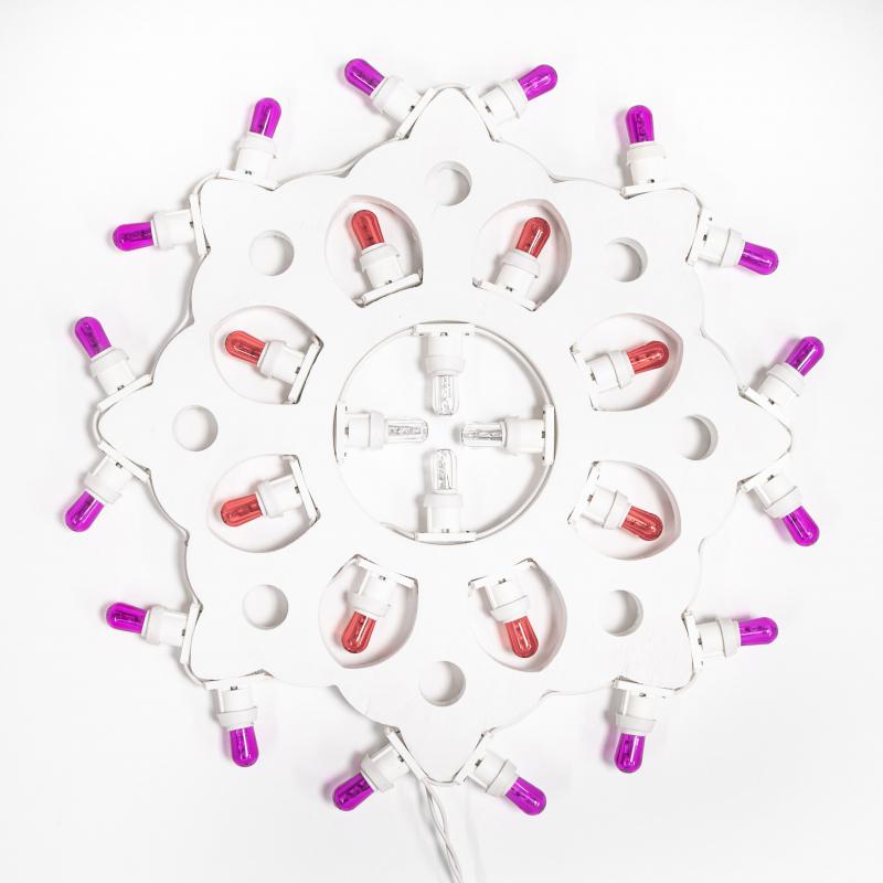 Lampada da Parete in Legno ROSONE con GIGLI Grande 52x52 cm LUMINARIA d'arredo pugliese 28 lampadine - Lampadine Colorate del brand Lupia, categoria: Artigianato salentino > Luminarie Salentine > Luminaria, disponibile su Vorreishop.