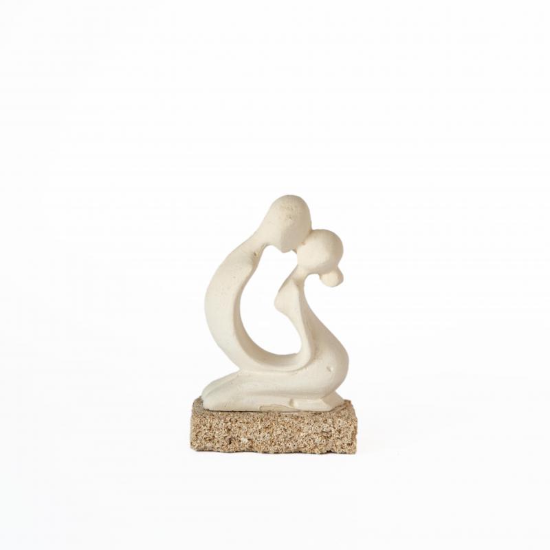 Bomboniera Statuetta AMORINI INSEPARABILI BACIO Piccola in Pietra Leccese salentina scultura decorativa soprammobile misure 12x9 cm del brand Maestro d'arte De Iaco Alfredo, categoria: Artigianato salentino > Pietra leccese e carparo > Sculture, disponibile su Vorreishop.