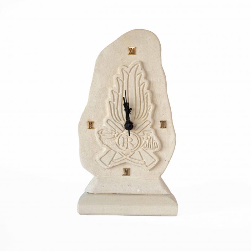 Orologio Guardia di Finanza Crest Scultura decorazione in Pietra Leccese salentina misure 15x5 cm Altezza 23 cm del brand Maestro d'arte De Iaco Alfredo, categoria: Artigianato salentino > Pietra leccese e carparo > Lampade e Orologi, disponibile su Vorreishop.