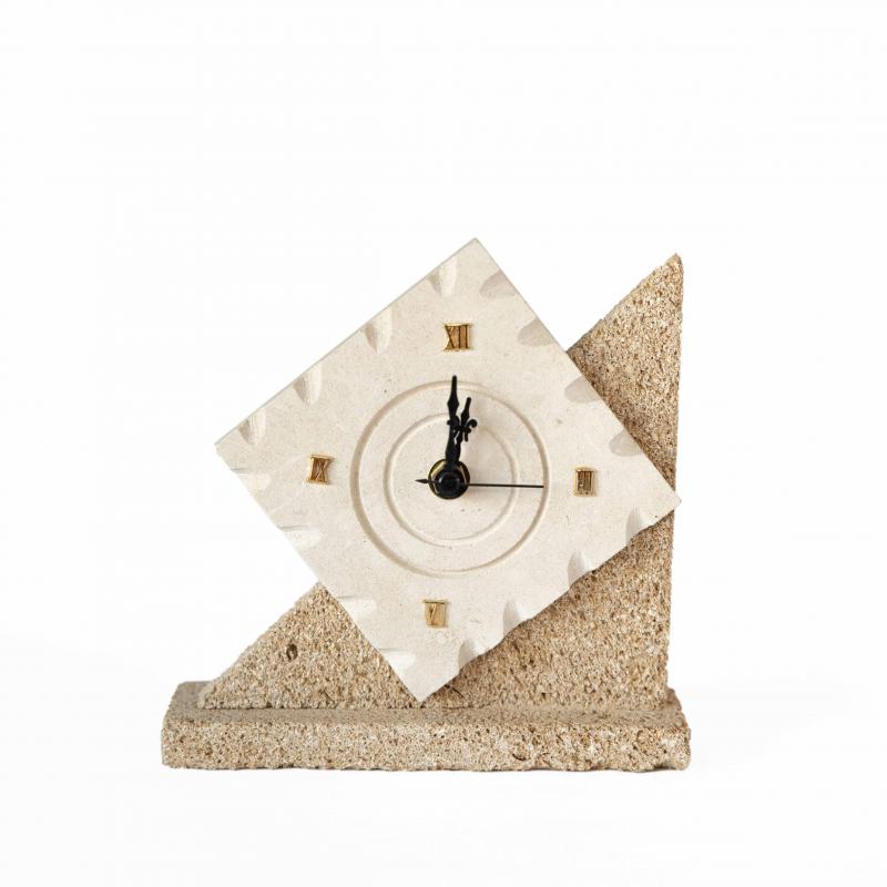 Orologio QUADRATO scultura decorazione bomboniera in Carparo e Pietra Leccese salentina misure 19 x 19 cm del brand Maestro d'arte De Iaco Alfredo, categoria: Artigianato salentino > Pietra leccese e carparo > Lampade e Orologi.