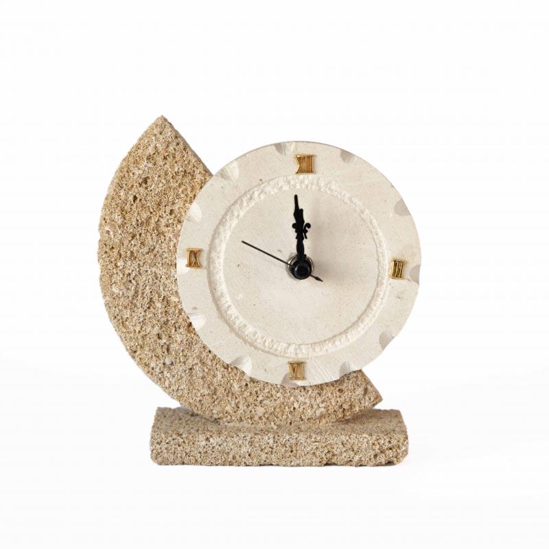 Orologio base con MEZZALUNA scultura decorazione bomboniera in Carparo e Pietra Leccese salentina misure 17 x 17 cm del brand Maestro d'arte De Iaco Alfredo, categoria: Artigianato salentino > Pietra leccese e carparo > Lampade e Orologi.