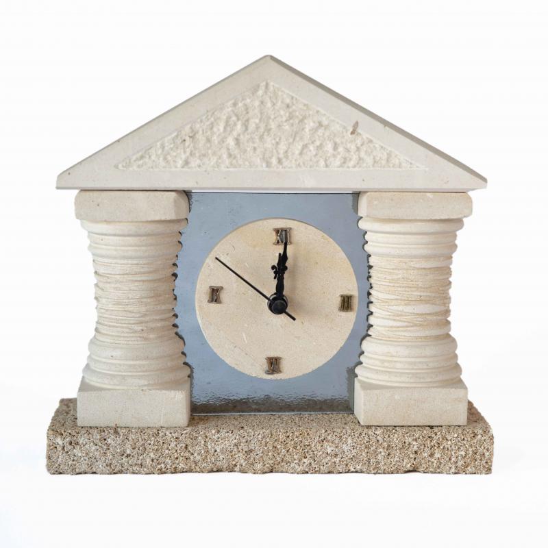 Orologio TEMPIO con COLONNE scultura decorazione bomboniera in Carparo e Pietra Leccese salentina misure 23 x 23 cm del brand Maestro d'arte De Iaco Alfredo, categoria: Artigianato salentino > Pietra leccese e carparo > Lampade e Orologi.