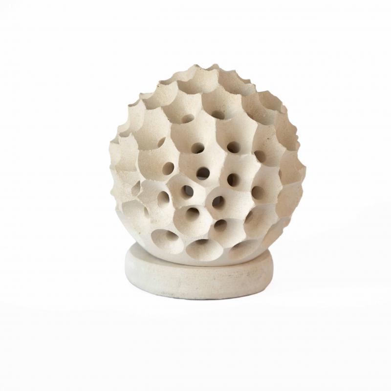 Lampada da terra o tavolo SFERA NIDO D'APE Media scultura decorazione in Pietra Leccese salentina misure 18 x 18 cm del brand Maestro d'arte De Iaco Alfredo, categoria: Artigianato salentino > Pietra leccese e carparo > Lampade e Orologi.