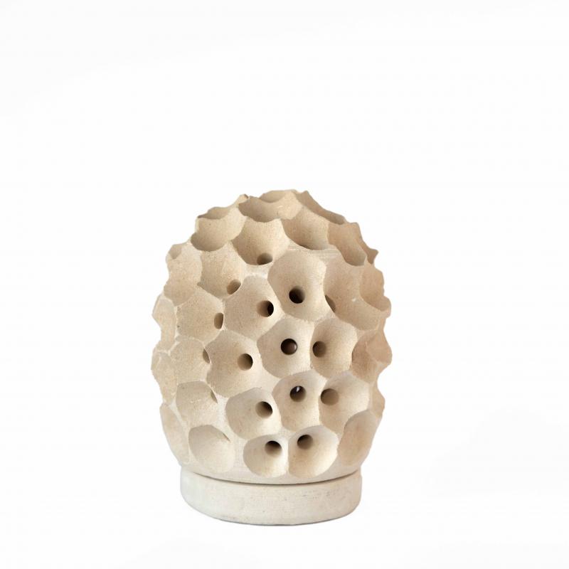 Lampada da terra o tavolo PIGNA NIDO D'APE Piccola scultura decorazione in Pietra Leccese salentina misure 19 x 14 cm del brand Maestro d'arte De Iaco Alfredo, categoria: Artigianato salentino > Pietra leccese e carparo > Lampade e Orologi.