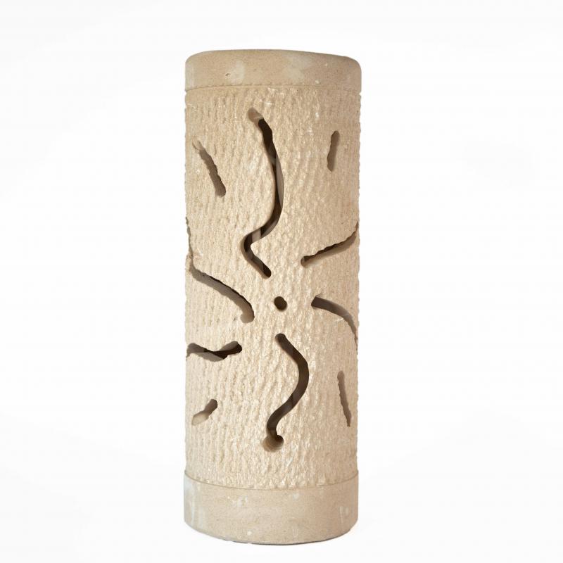 Lampada da terra o tavolo TUBO MARTELLATA Grande scultura decorazione in Pietra Leccese salentina misure 28,5 x 11 cm del brand Maestro d'arte De Iaco Alfredo, categoria: Artigianato salentino > Pietra leccese e carparo > Lampade e Orologi, disponibile su Vorreishop.