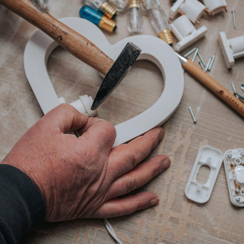 Lampada da tavolo in legno PUMO SALENTINO 21x21 cm LUMINARIA d'arredo pugliese - Lampadina Bianco Freddo del brand Lupia, categoria: Artigianato salentino > Luminarie Salentine > Luminaria.