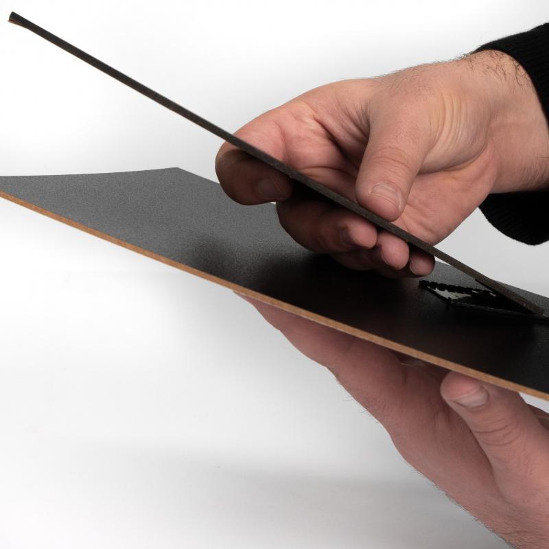 Set 3 pezzi SCHIENALE UNIVERSALE portafoto quadretti da tavola con cerniera scorrevole in fibra di Legno laccato Nero - 13x18 cm del brand Lupia, categoria: Arredo e decorazioni > Cornici e Portafoto > Cornici portafoto da tavolo.