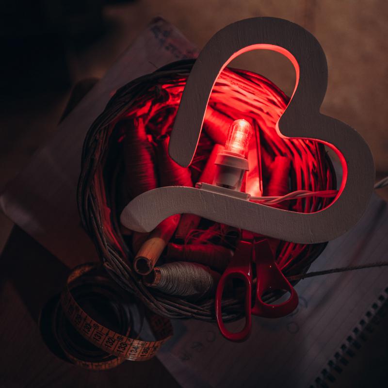 Lampada da tavolo o parete in legno CUORE degli innamorati 21x21 cm LUMINARIA d'arredo pugliese  - Lampadina Verde del brand Lupia, categoria: Artigianato salentino > Luminarie Salentine > Luminaria.