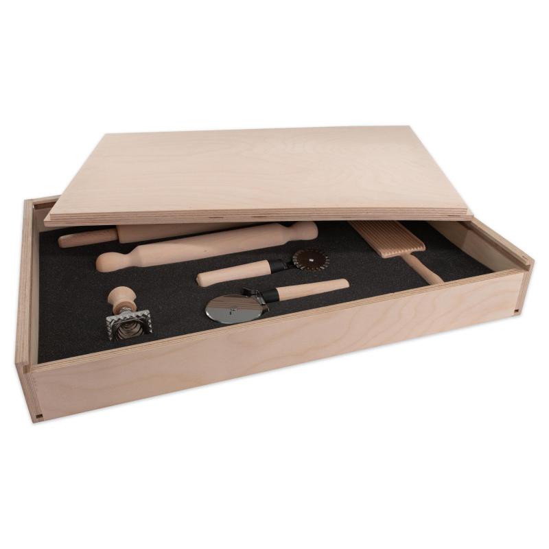 Console Spianatoia Box 59x39 cm set accessori pasta fresca, Spianatoia con Mattarello girevole e fisso, Rotella tagliapasta e zigrinata, Riga gnocchi, Stampo ravioli e Cassetta lievitazione in legno del brand Lupia, categoria: Tavola e cucina > Spianatoie, Taglieri e Vassoi > Spianatoie e Mattarelli, disponibile su Vorreishop.