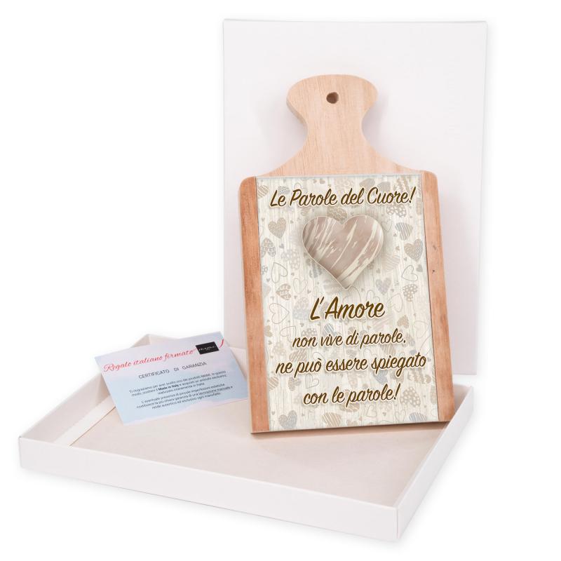 Bomboniera con Scatola bianca TAGLIERE in legno con vetro stampato LE PAROLE DEL CUORE 12x21 cm, idea regalo per Matrimonio Cresima Comunione Battesimo Anniversario Compleanno del brand Lupia, categoria: Idee regalo e bomboniere > Bomboniere > Bomboniere Taglieri decorativi, disponibile su Vorreishop.